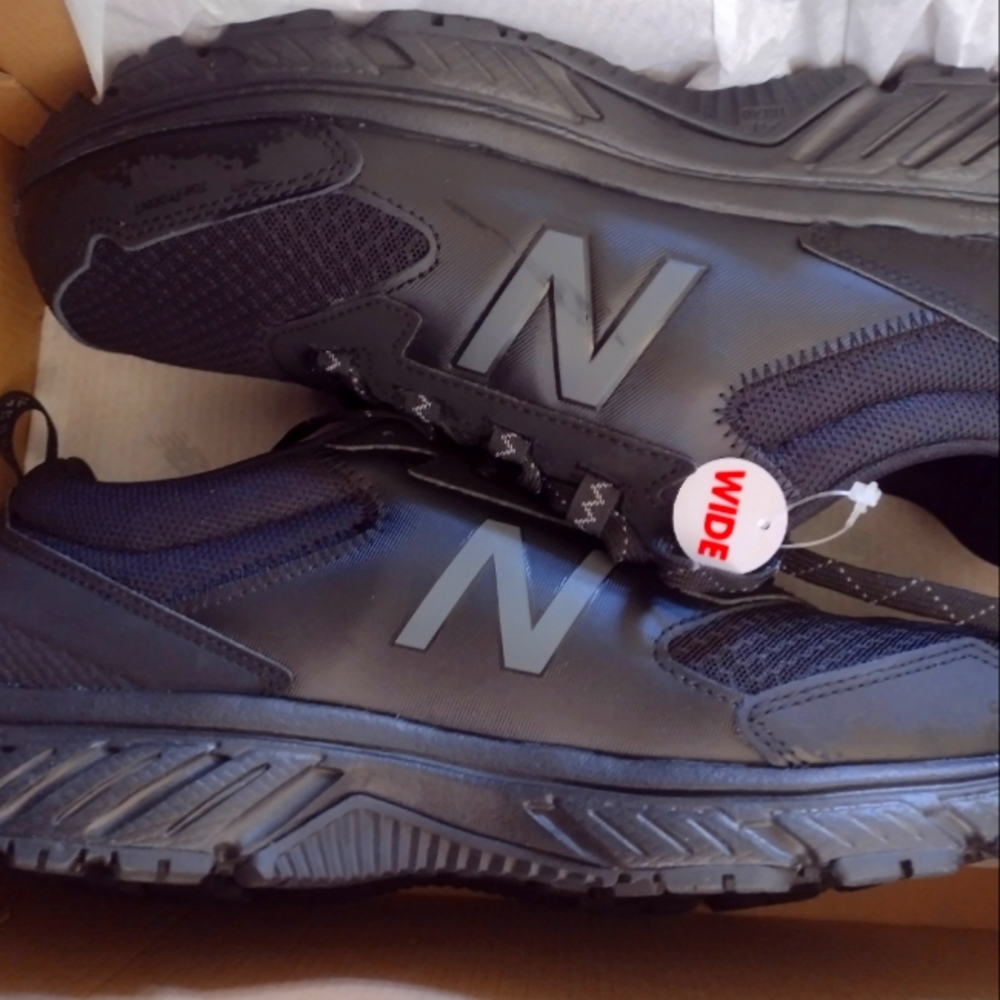 New in Box Men's New Balance running shoes black x wide size 11.5 4E